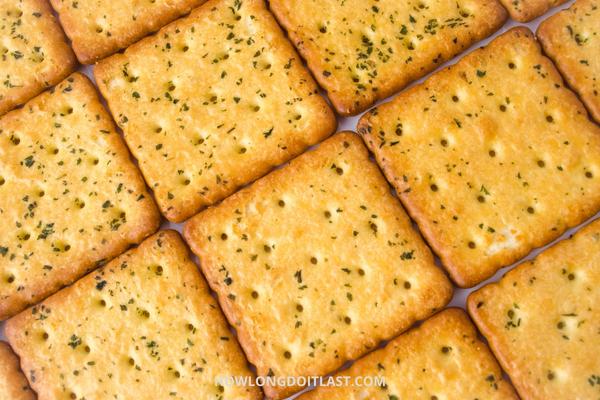 How long do Saltine Crackers last? [Shelf Life Guide]